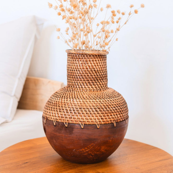 Boho-Dekorvase Kamari – Rattanvase für Trockenblumen (Ø 22 cm) | Braun