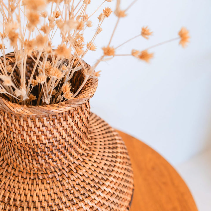 Boho-Dekorvase Kamari – Rattanvase für Trockenblumen (Ø 22 cm) | Braun